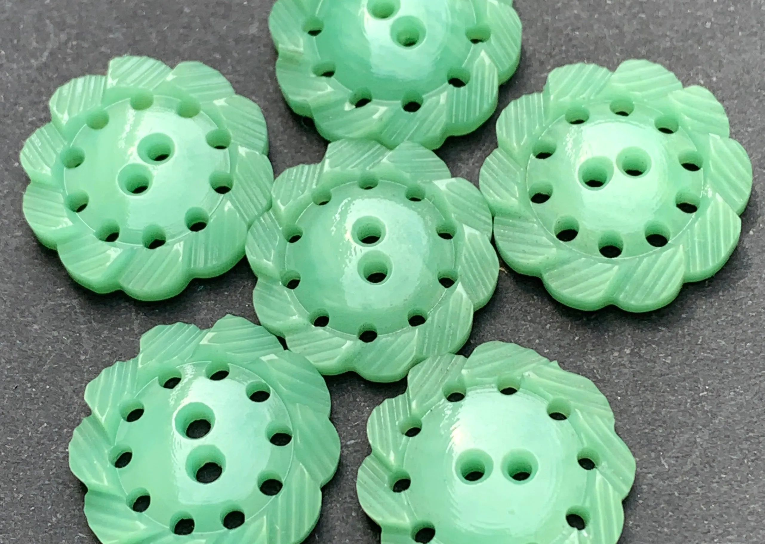 6 Spearmint Green Pie Crust Edged Vintage Buttons -1.7cm